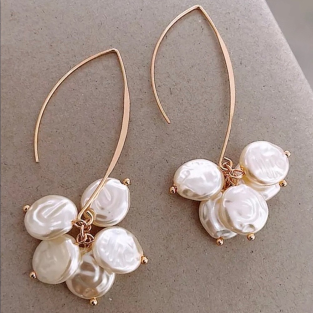 Anthropologie “Freshwater Pearl Disc Cluster” Elongated Open Loop Gold Wire Hoop - Picture 4 of 16